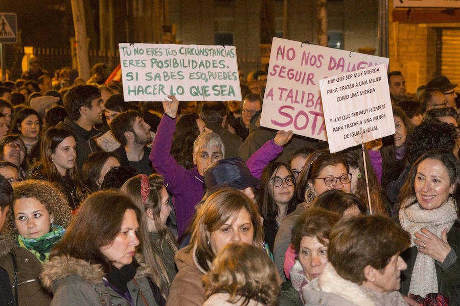 En Plasencia han sido más de 1.000 las personas se han manifestado tras una pancarta en la que podía leerse 'Paramos el mundo'