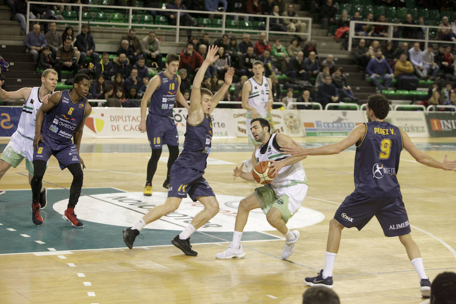 Las goteras del pabellón obligan a retrasar más de una hora y media el inicio del Cáceres-Oviedo, donde los verdinegros nada pudieron hacer 