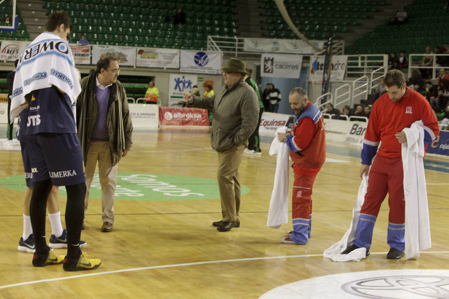 Las goteras del pabellón obligan a retrasar más de una hora y media el inicio del Cáceres-Oviedo, donde los verdinegros nada pudieron hacer 