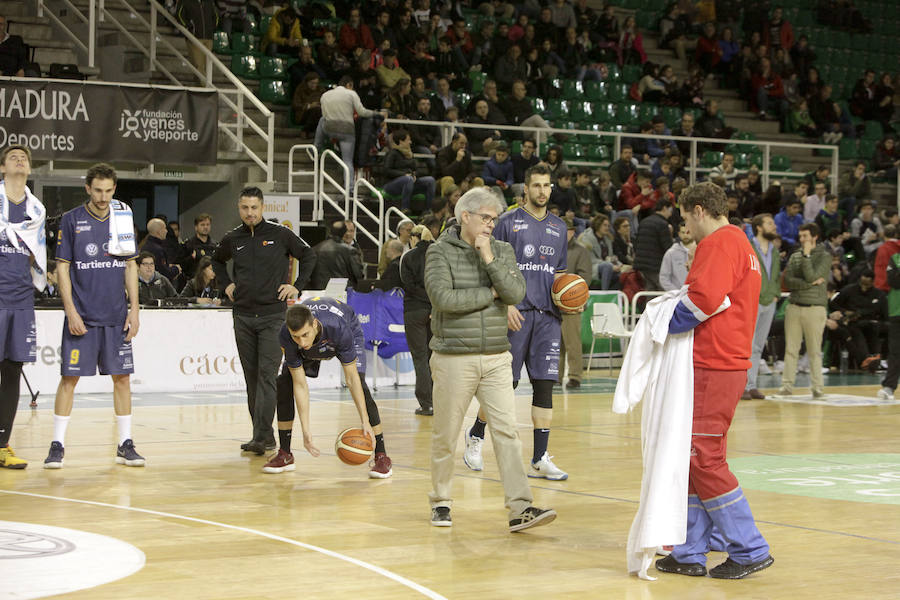 Las goteras del pabellón obligan a retrasar más de una hora y media el inicio del Cáceres-Oviedo, donde los verdinegros nada pudieron hacer 