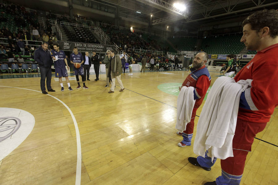 Las goteras del pabellón obligan a retrasar más de una hora y media el inicio del Cáceres-Oviedo, donde los verdinegros nada pudieron hacer 