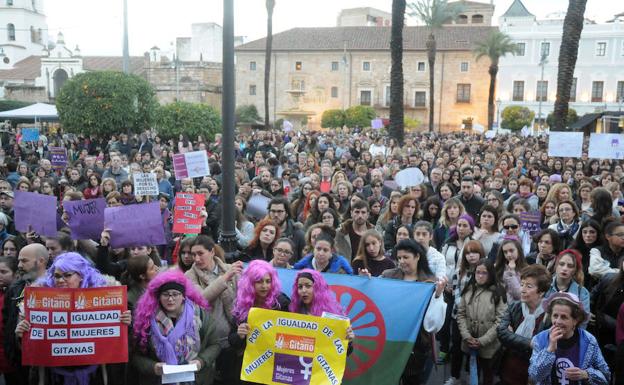 Imagen. Mérida. Emeritenses portan en carteles en favor de la igualdad de las mujeres gitanas