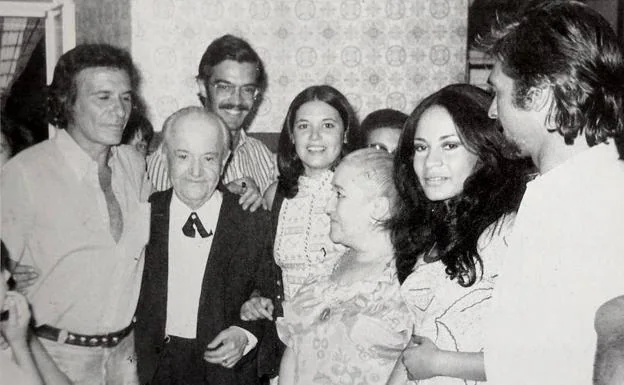 Paco Rabal y su hija Teresa con Florencio Medrano y su esposa Mary-Chelo en Cáceres, en 1972. :: 