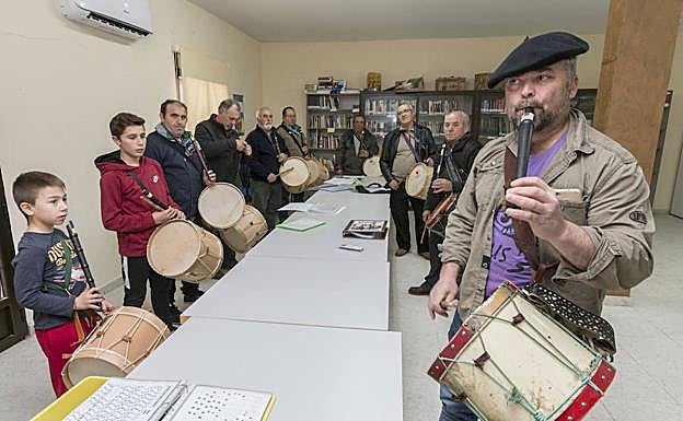 En plena clase. El aula reúne a alumnos de entre 8 años (Víctor, a la izquierda, y a su lado Álvaro, de 12) y más de setenta. :: ANDY SOLÉ