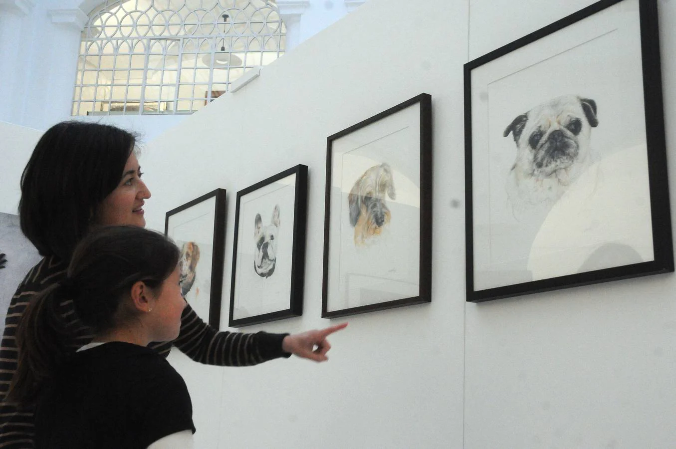 Una exposición de 38 mujeres artistas al hilo de la celebración del 8 de Marzo reivindica en la Asamblea de Extremadura que las féminas 'pinta' "mucho" en la sociedad.