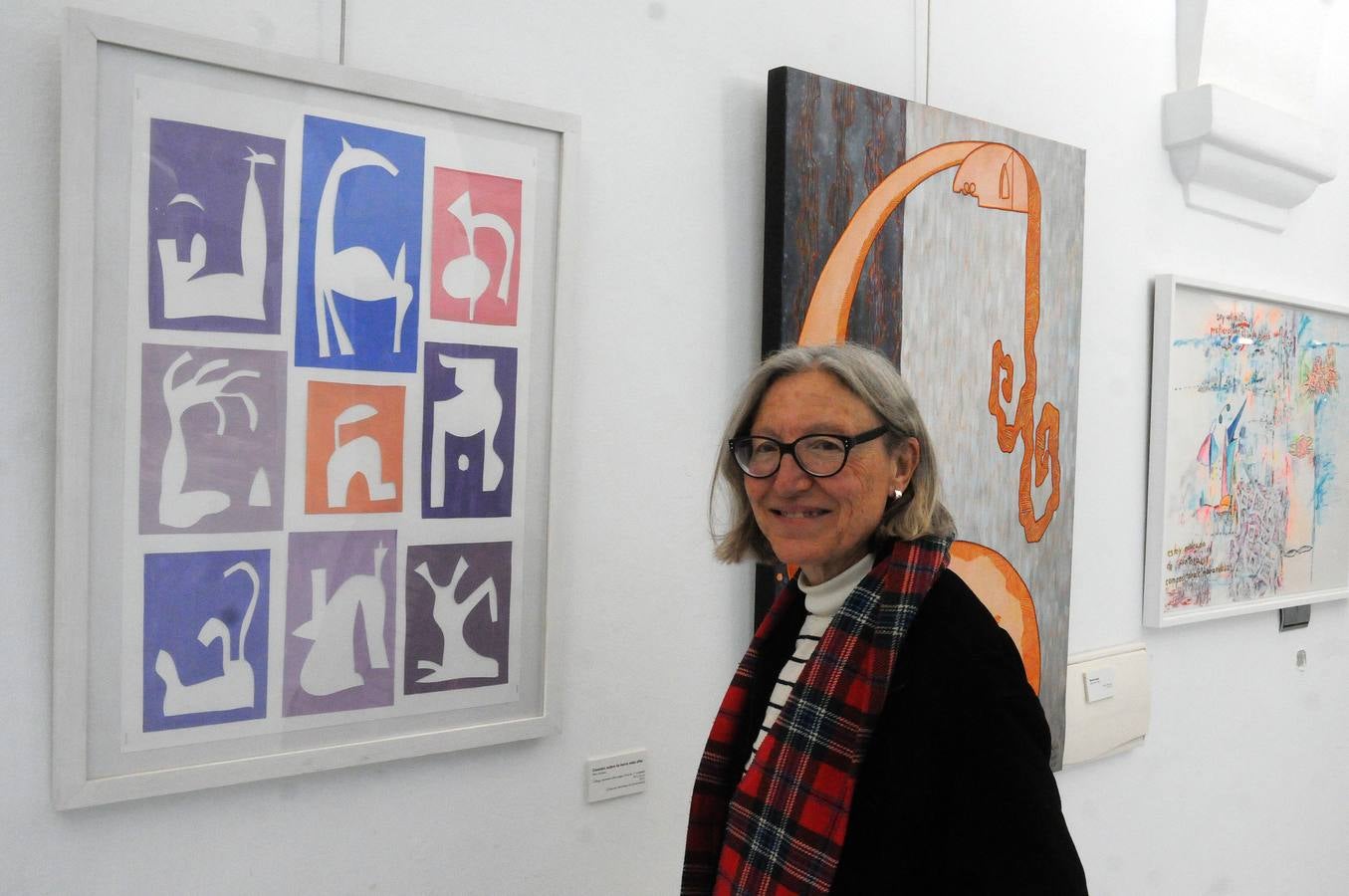 Una exposición de 38 mujeres artistas al hilo de la celebración del 8 de Marzo reivindica en la Asamblea de Extremadura que las féminas 'pinta' "mucho" en la sociedad.