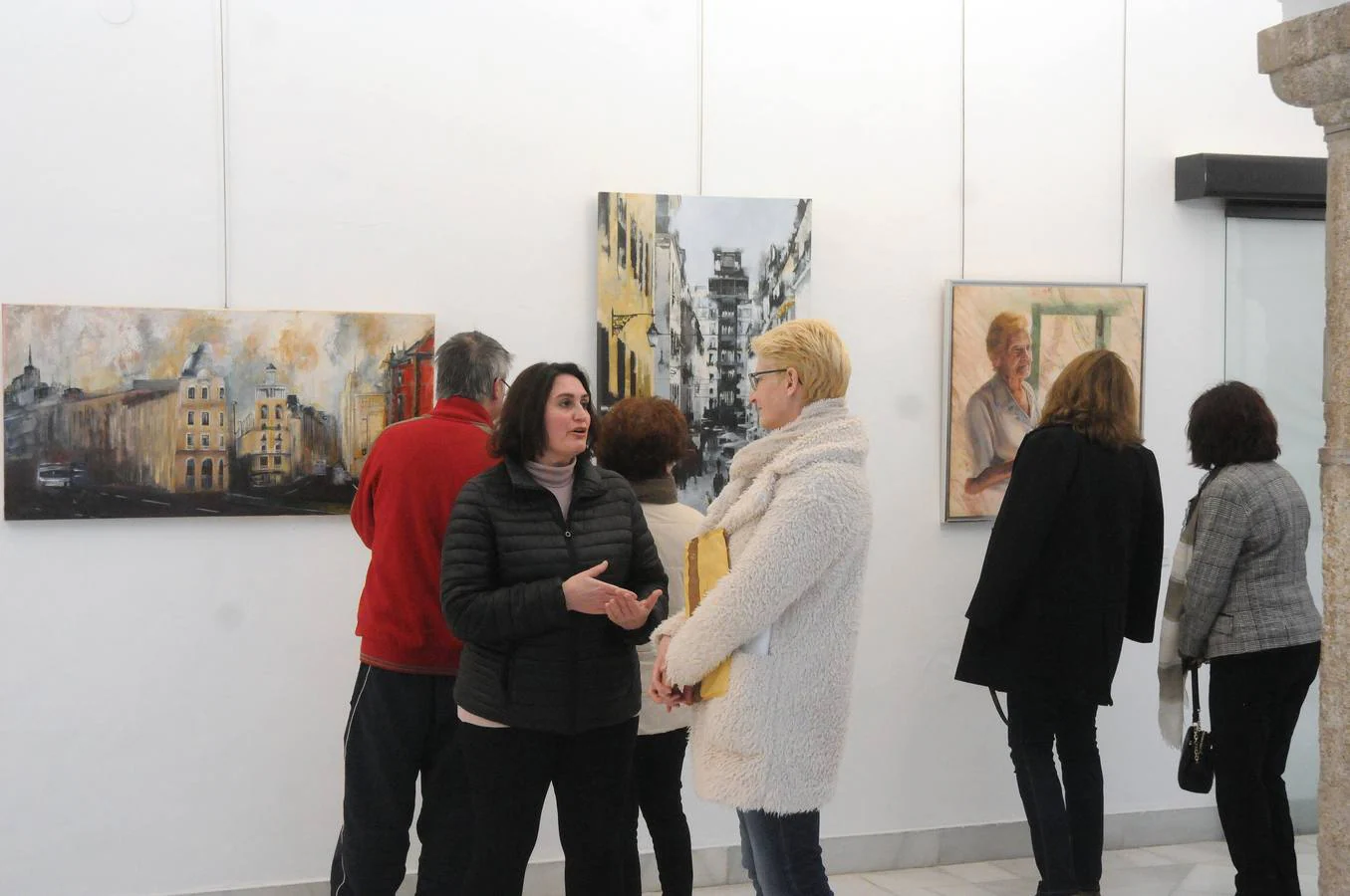 Una exposición de 38 mujeres artistas al hilo de la celebración del 8 de Marzo reivindica en la Asamblea de Extremadura que las féminas 'pinta' "mucho" en la sociedad.