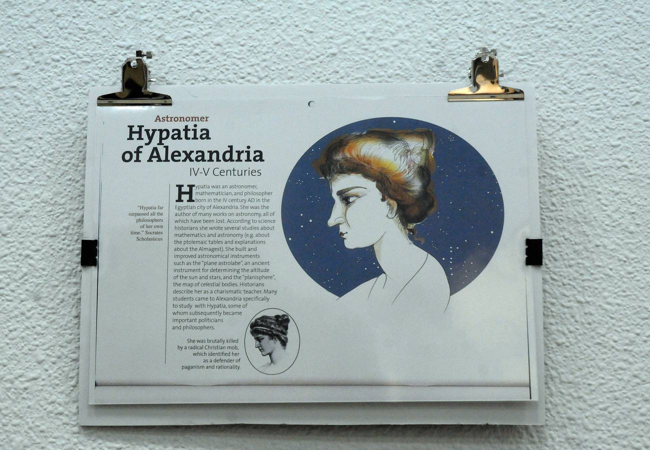 El objetivo de la exposición es mostrar las trabas, barreras y prejuicios con las que tuvieron que luchar para lograr hacer ciencia. Se trata de recuperar figuras, a menudo olvidadas o injustamente silenciadas. Se podrá visitar en la Biblioteca de la UNED de Mérida del 8 de marzo al 13 de abril.