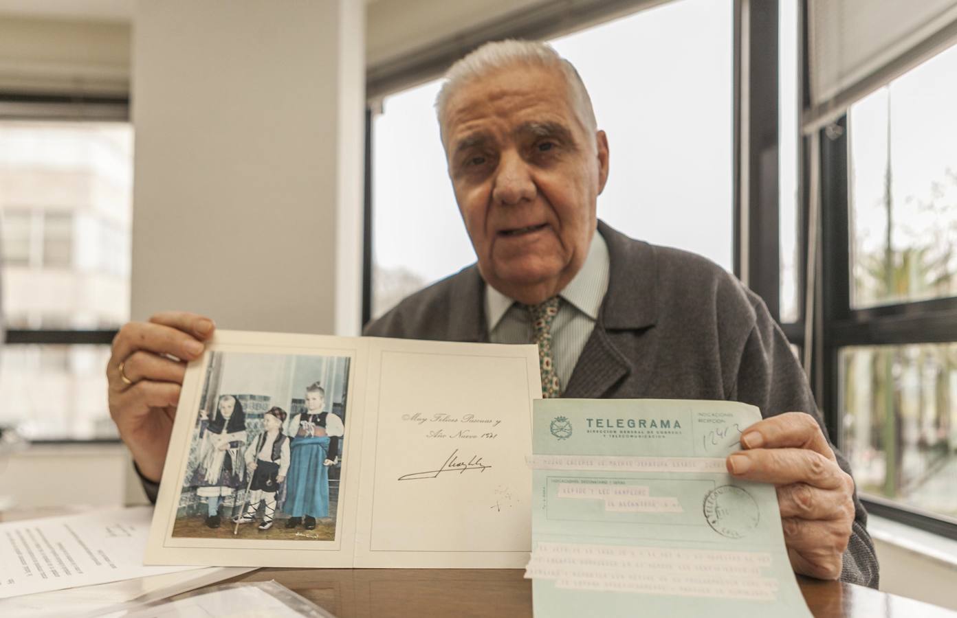 1-Elpidio Bernáldez muestra algunas de sus 700 cartas, tarjetas y telegramas recibidos de personalidades. (Foto Jorge Rey).