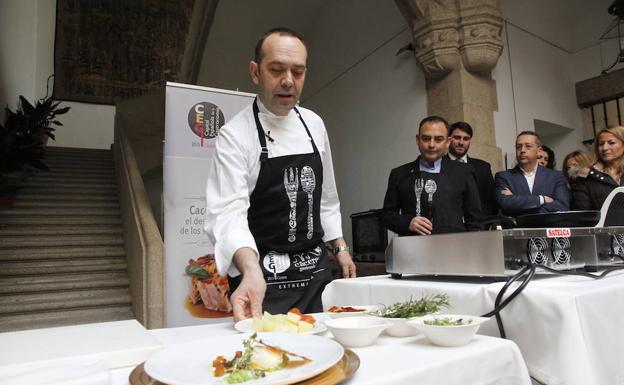 El chef extremeño José Pizarro, en una demostración culinaria en Cáceres::HOY