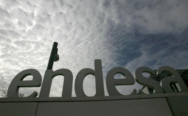 Logotipo de Endesa en la sede social de la compañía energética, en Madrid.
