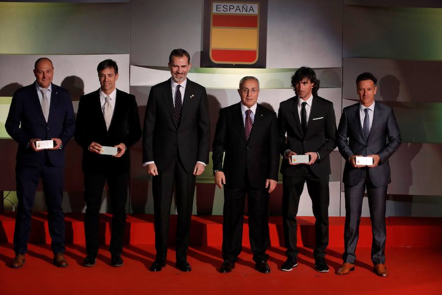 El rey Felipe VI junto al presidente del COE, Alejandro Blanco (3d), tras entregar a los jugadores José Emilio Amavisca, Roberto Solozábal, Miguel Hernández y Alfonso Pérez, representantes de la selección española de fútbol en los JJ OO de Barcelona 92, uno de los galardones otorgados en la XII edición de la Gala Anual del Comité Olímpico Español celebrada en Madrid. 