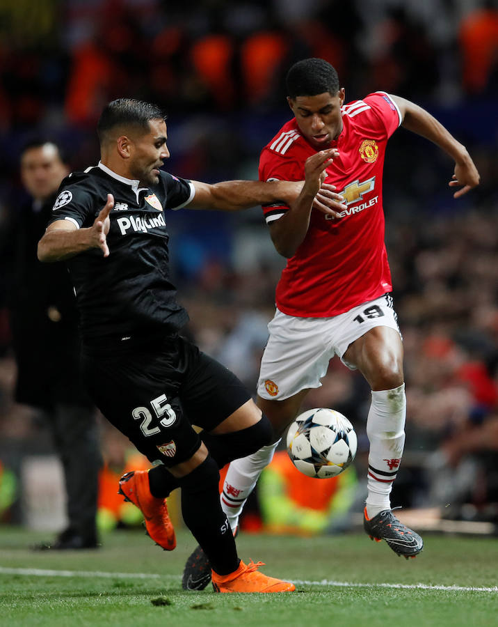 El Sevilla logró el pase a cuartos de final de la Liga de Campeones al imponerse por 1-2 al Manchester United en Old Trafford.