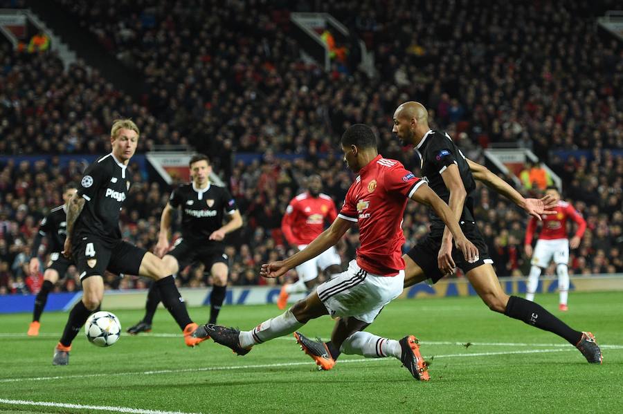 El Sevilla logró el pase a cuartos de final de la Liga de Campeones al imponerse por 1-2 al Manchester United en Old Trafford.