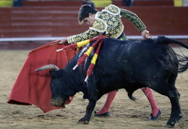 Marcos durante la lidia con la muleta a su segundo toro. :: efe