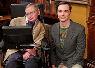 Imagen secundaria 1 - Arriba: el actor Eddie Redmayne, caracterizado como Stephen Hawking en 'La teoría del todo'. Abajo: el científico junto a Jim Parsons, Sheldon Cooper en 'The Big Bang Theory,' y en su versión animada en 'Los Simpson'.
