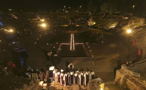 Via Crucis en el Anfiteatro Romano.