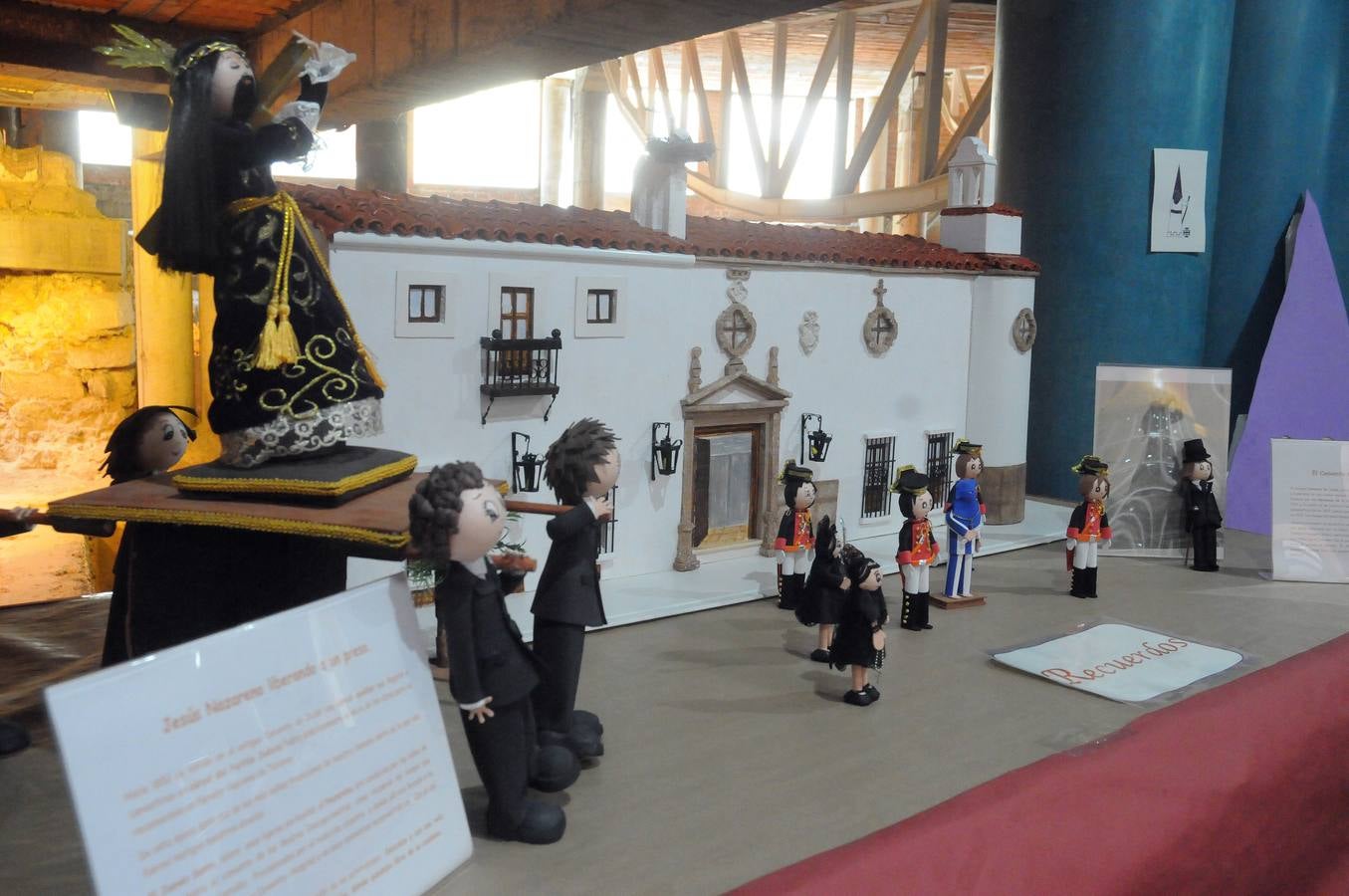 El centro cultural Alcazaba acoge la exposición que montan todos los años los alumnos y profesores del colegio Ntra. Sra. de Guadalupe (Josefinas) sobre la Semana Santa de Mérida. Se podrá visitar hasta el 18 de abril.