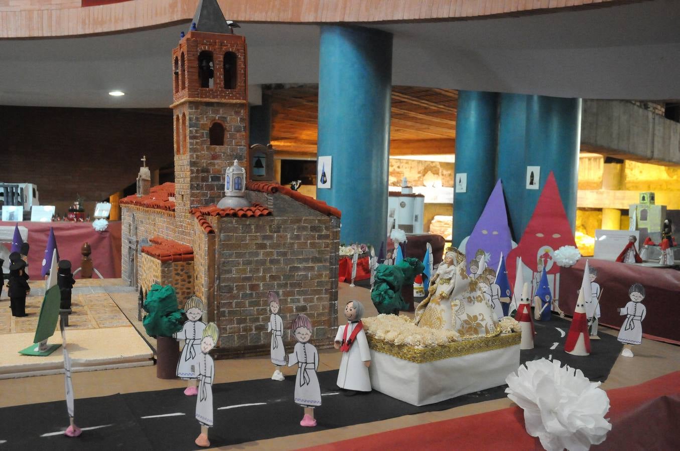 El centro cultural Alcazaba acoge la exposición que montan todos los años los alumnos y profesores del colegio Ntra. Sra. de Guadalupe (Josefinas) sobre la Semana Santa de Mérida. Se podrá visitar hasta el 18 de abril.