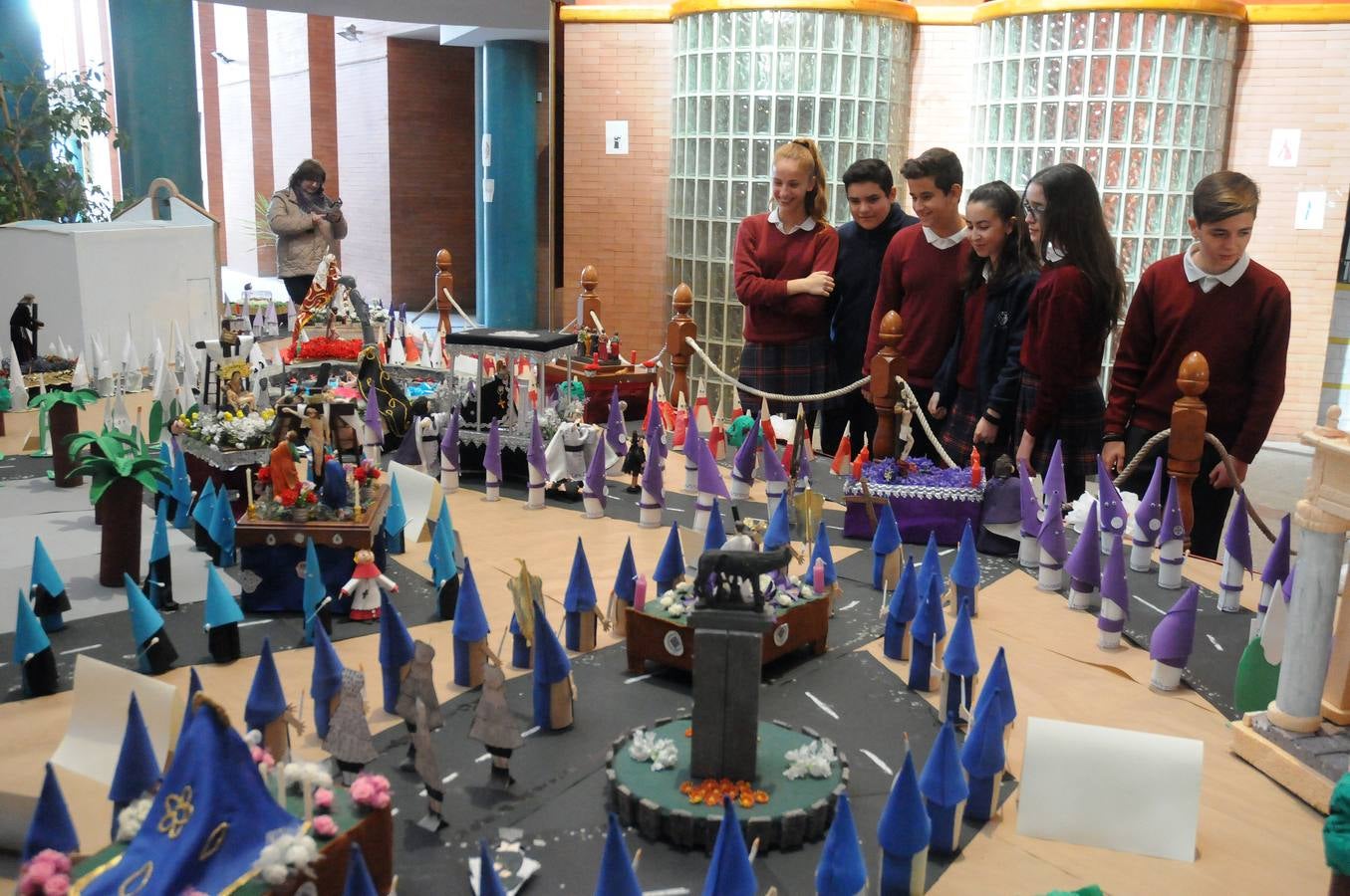 El centro cultural Alcazaba acoge la exposición que montan todos los años los alumnos y profesores del colegio Ntra. Sra. de Guadalupe (Josefinas) sobre la Semana Santa de Mérida. Se podrá visitar hasta el 18 de abril.