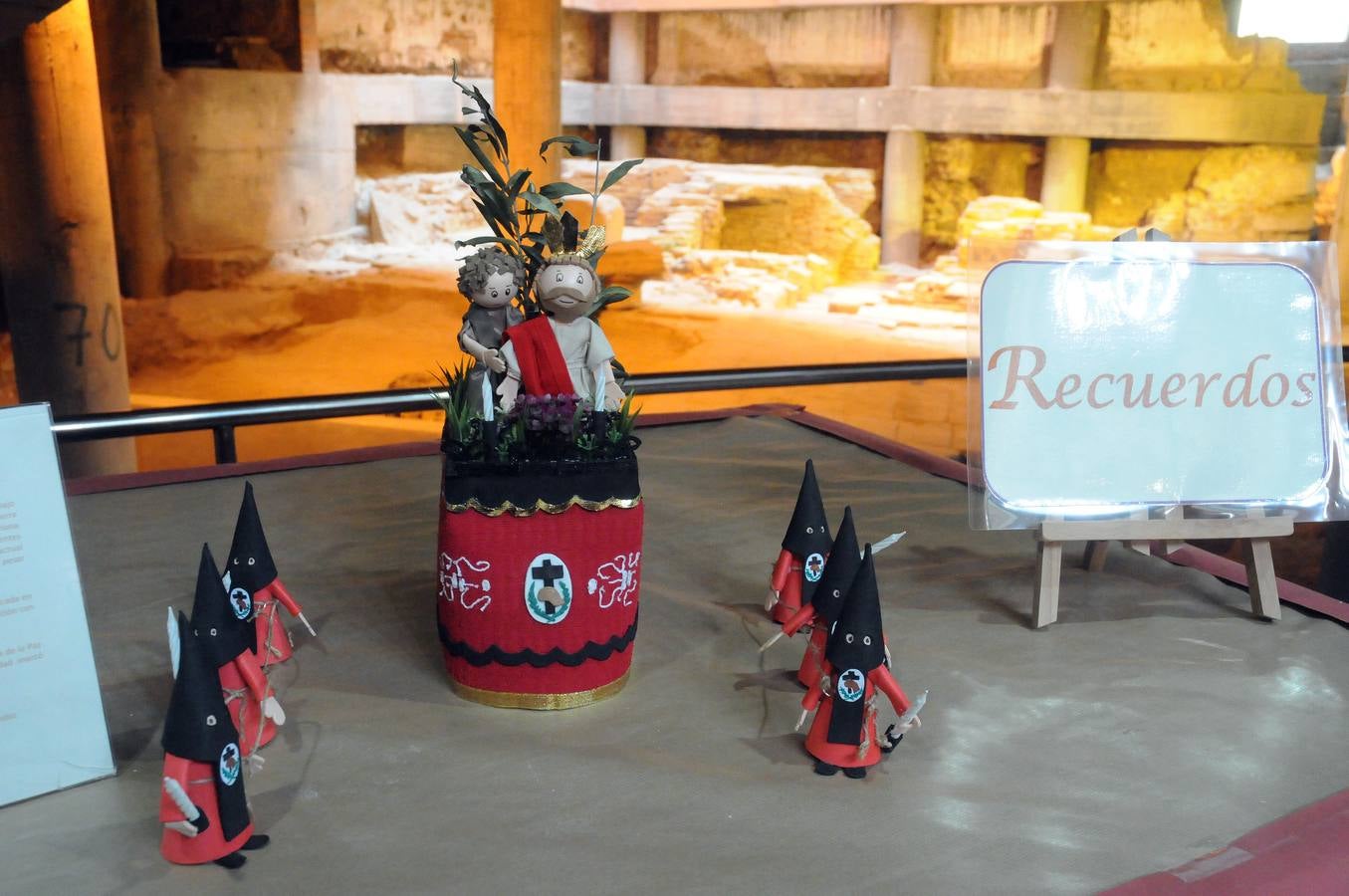 El centro cultural Alcazaba acoge la exposición que montan todos los años los alumnos y profesores del colegio Ntra. Sra. de Guadalupe (Josefinas) sobre la Semana Santa de Mérida. Se podrá visitar hasta el 18 de abril.