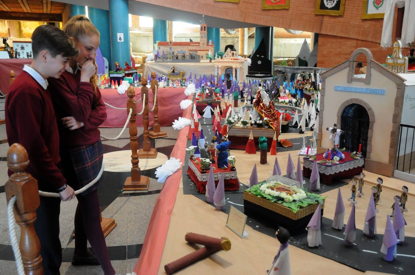 El centro cultural Alcazaba acoge la exposición que montan todos los años los alumnos y profesores del colegio Ntra. Sra. de Guadalupe (Josefinas) sobre la Semana Santa de Mérida. Se podrá visitar hasta el 18 de abril.