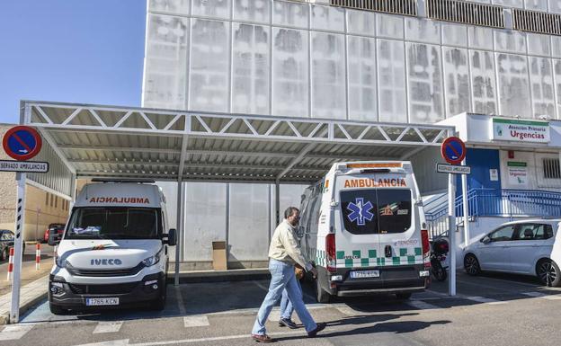 Vehículos de la empresa Ambulancias Tenorio en el área sanitaria de Badajoz.