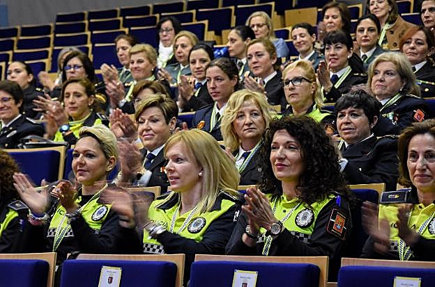 Agentes ayer durante la jornada celebrada en Ifeba, donde hubo varias ponencias. :: Casimiro Moreno