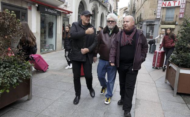 Pedro Almodovar camina por el centro de Cáceres