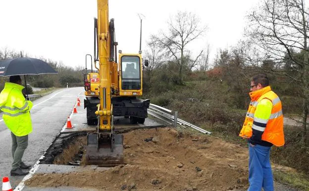 Operarios en el kilómetro 63 de la carretera de la Vera, la EX-203