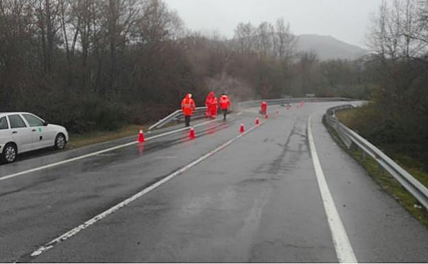 ersonal de Equipo de Emergencias en Carretera de la Junta de Extremadura en la Provincia de Cáceres realizando trabajos en el lugar donde se ha producido desprendimiento