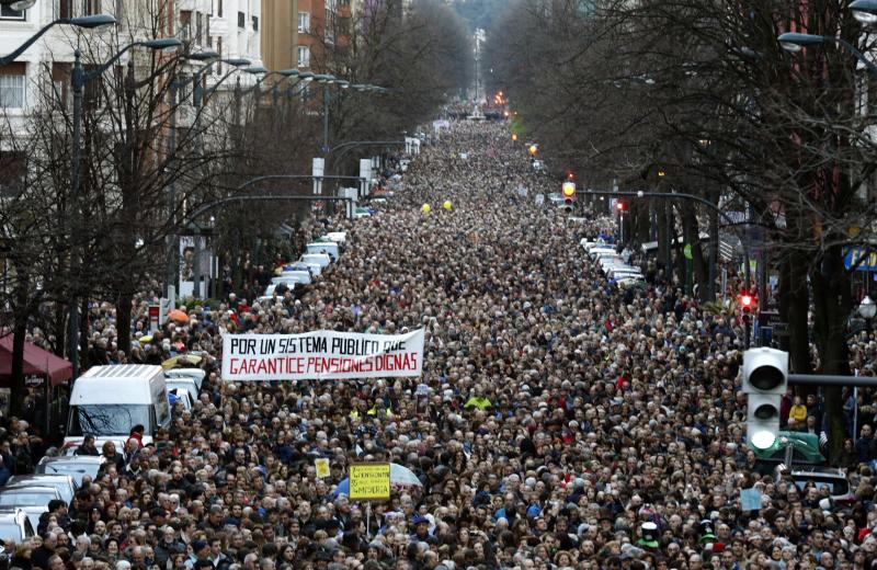 Madrid, Barcelona, Bilbao, San Sebastián, Vigo... protestan en las calles por el insuficiente alza del 0,25% y piden que estas ayudas se revaloricen en función del IPC