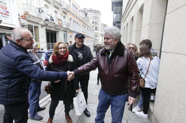 Pedro Almodóvar saludando ayer a las puertas de la Sala El Brocense, en la calle San Antón. :: cordero