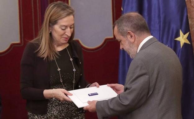 Fernández Marugán entrega ayer el Informe Anual 2017 a la presidenta del Congreso, Ana Pastor.