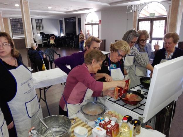 Participantes en plena elaboración de guisos. :: A.A.