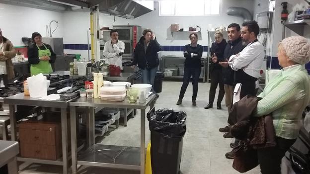 Alumnos del curso, en las instalaciones de cocina del Centro de Adultos. :: karpint