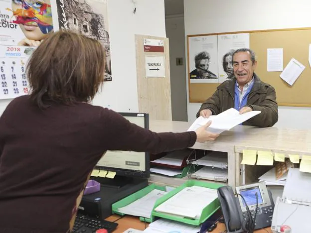 Carlos Rico entrega los documentos en el registro. :: a. méndez