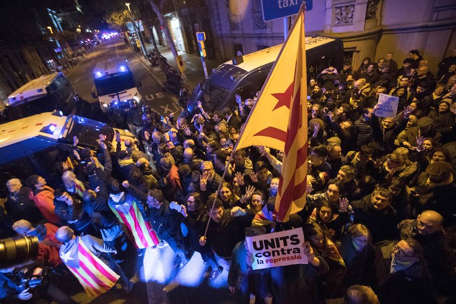 Un total de 22 personas han resultado heridas leves y dos con prónostico menos grave este viernes por la noche durante la movilización contra el encarcelamiento de políticos soberanistas en la zona de la Delegación del Gobierno en Cataluña.