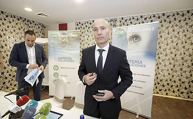 Representantes del TEL, durante la presentación del proyecto:. HOY