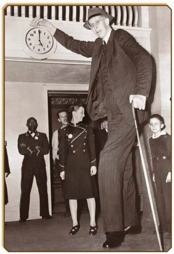 19-El norteamericano Wadlow, fue el hombre más alto del mundo, con 2,72 metros.