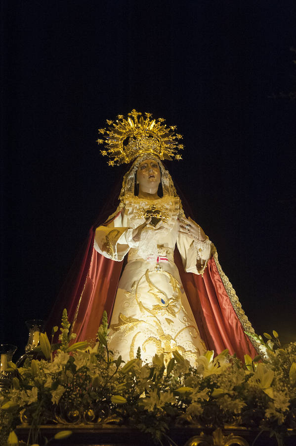 La lluvia respetó el primer desfile de la Hermandad de Jesús Obrero, que estuvo acompañada por cientos de personas