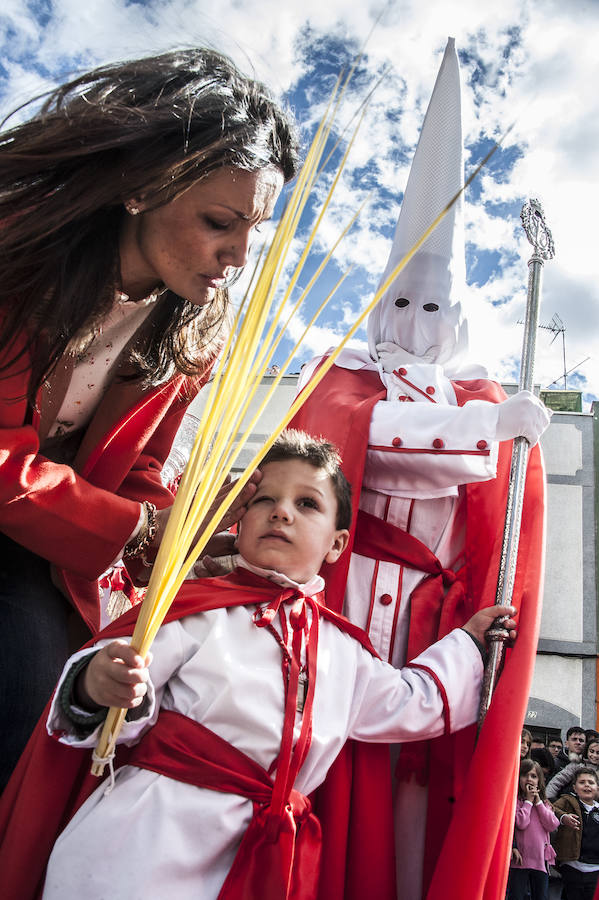 El Domingo de Ramos, un año más, contó con miles de pacenses en la calle y fue una de las procesiones más familiares