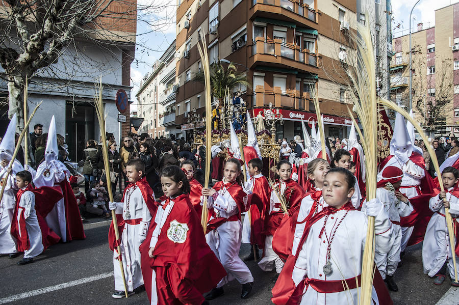 El Domingo de Ramos, un año más, contó con miles de pacenses en la calle y fue una de las procesiones más familiares