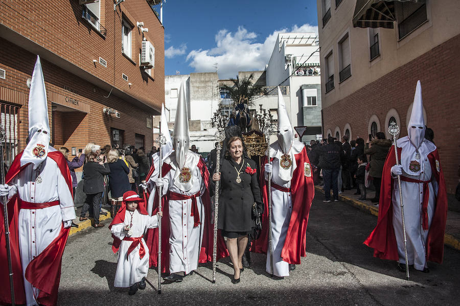 El Domingo de Ramos, un año más, contó con miles de pacenses en la calle y fue una de las procesiones más familiares