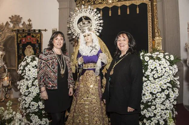 Maite Valor con su hermana Marivi y la Virgen de los Dolores. :: pakopí