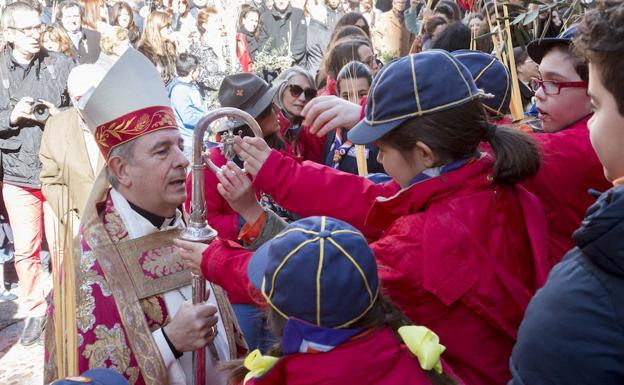 El obispo saluda a los scouts del grupo Amanecer