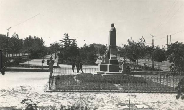 La estatua estaba así en 1930, en el lugar en el que ahora se encuentra la Fuente Luminosa. :: s.e.