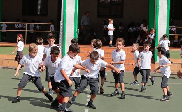 Si el recreo no se regula, los niños tienden a ocupar la mayor parte del espacio y las niñas quedan arrinconadas