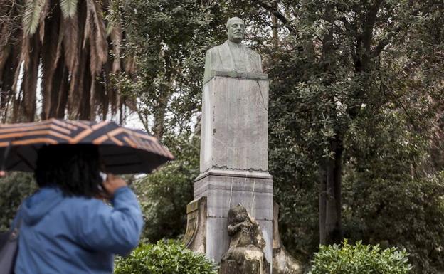 Imagen principal - La estatua gafada cumple un siglo