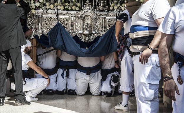 Los Costaleros sacan de rodillas a la Virgen